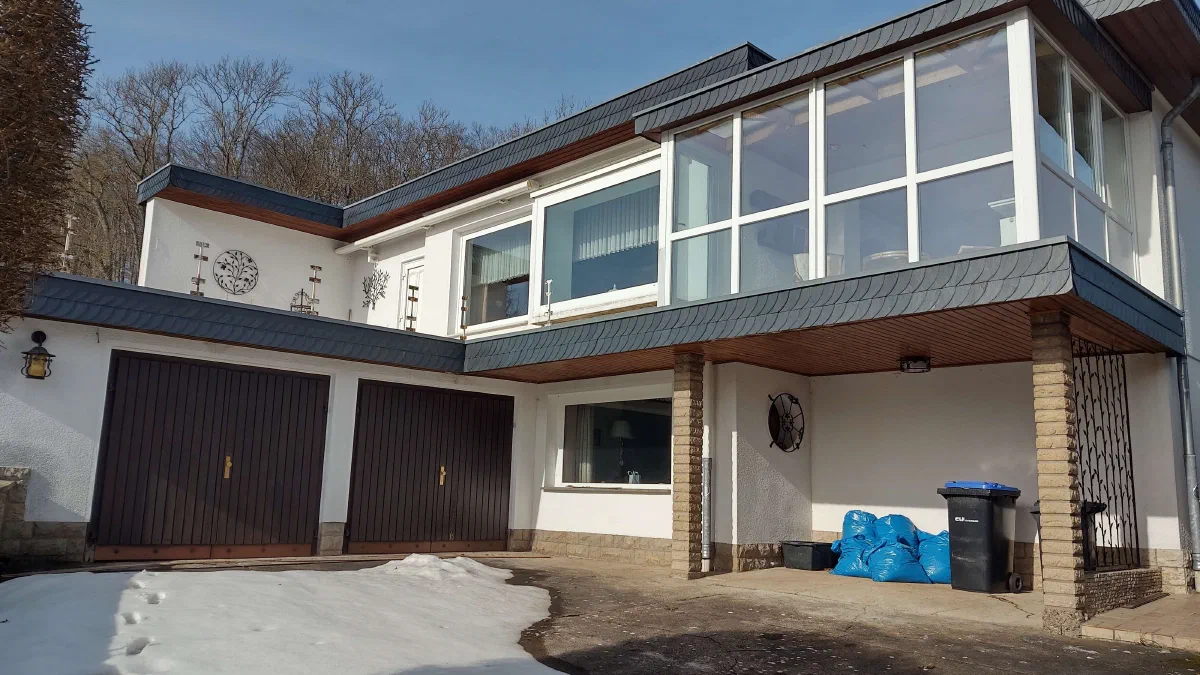 Schönes Einfamilienhaus zu vermieten, 2 Garagen und Garten