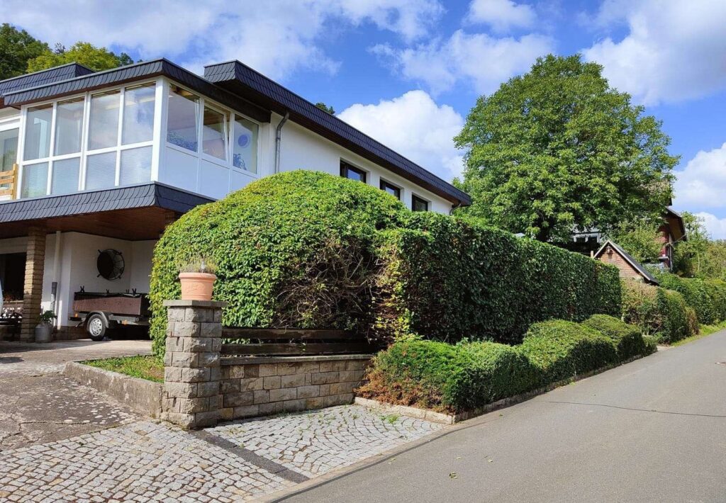 Einfamilienhaus zu vermieten, TOP Lage, 2 Garagen und Garten