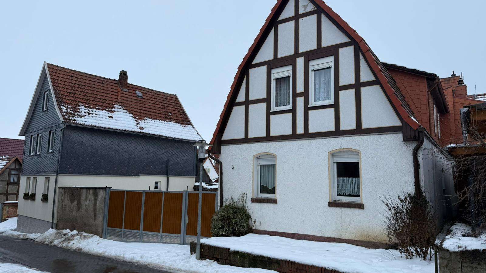 Kleines Einfamilienhaus mit Scheune