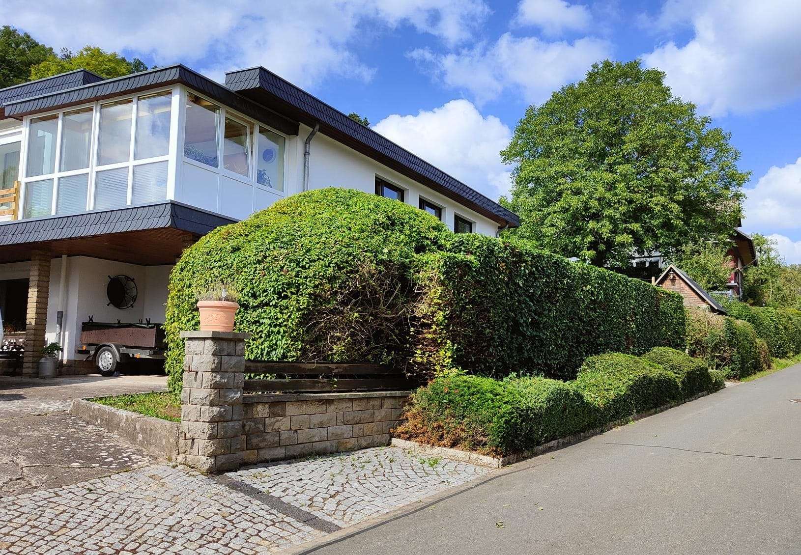 Einfamilienhaus zu vermieten, TOP Lage, 2 Garagen und Garten