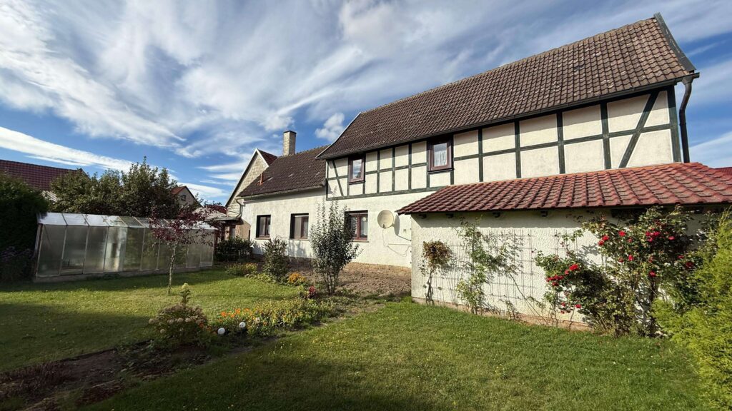Fachwerkhaus mit Scheune und Garten