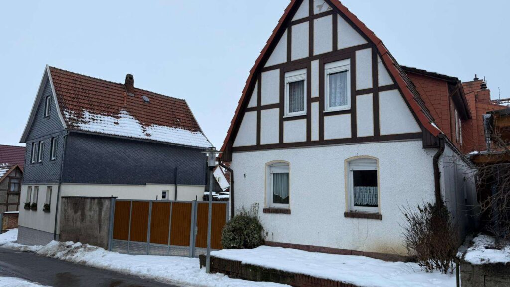 Kleines Einfamilienhaus mit Scheune